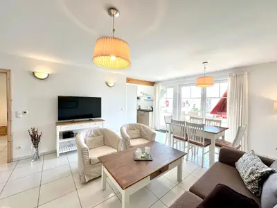 Entspannen Sie in diesem modernen Wohnzimmer mit stilvollem Mobiliar und hellem Ambiente.