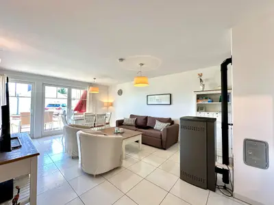 Einladendes Wohnzimmer für entspannte Stunden mit Familie und Freunden.