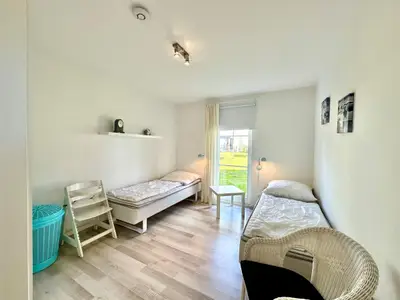 Helles Schlafzimmer mit modernem Design und viel Platz!