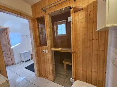 Entspannen Sie in dieser stilvollen Sauna, perfekt für Erholung und Wellness.
