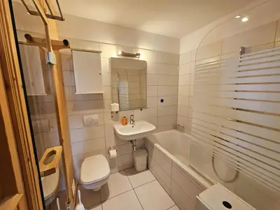 Stilvolles Badezimmer mit modernen Annehmlichkeiten.