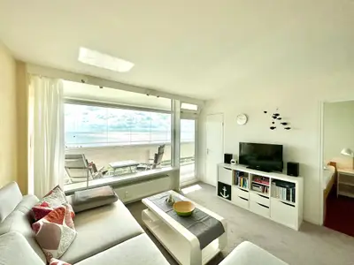 Genießen Sie diesen stilvollen Wohnbereich mit Blick auf das Meer.