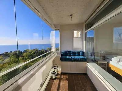 Genießen Sie unvergessliche Momente auf dem Balkon mit atemberaubendem Meerblick.
