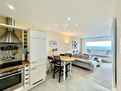 Moderne Küche mit Essbereich