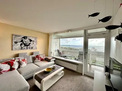 Geräumiges und modernes Wohnzimmer mit traumhaftem Wasserblick!