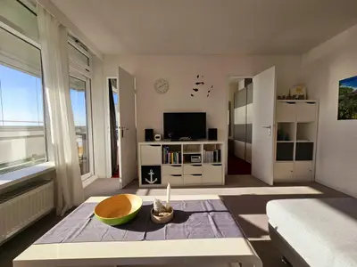 Gemütliches Wohnzimmer mit modernem TV und einladender Atmosphäre.