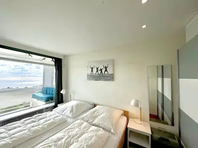 Modernes Schlafzimmer mit traumhaftem Blick auf die Terrasse.