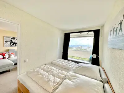 Entspannen Sie sich im stilvollen Schlafzimmer mit traumhaftem Ausblick!