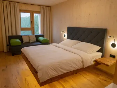 Zimmer Bett und Sofa