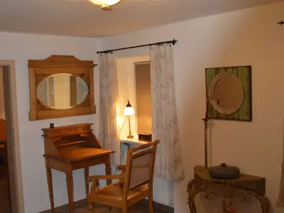 Perlenreut 1 - Schlafzimmer mit Sekretär