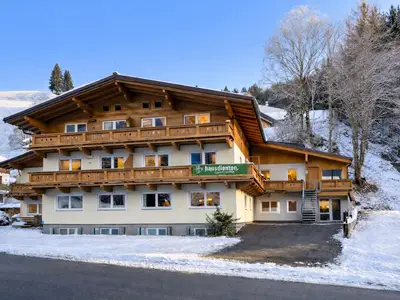 Haus-Vorderansicht-booking.com