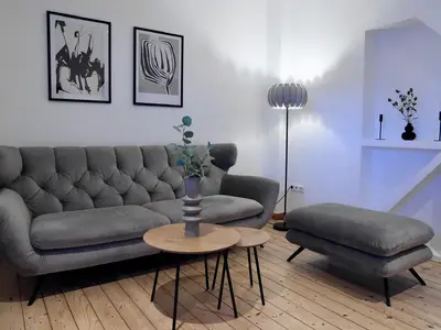 Der gemütliche Wohnraum mit Holzfußboden und Sofa