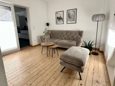 gemütlicher Wohnbereich mit Zugang zur Küche und Terrasse