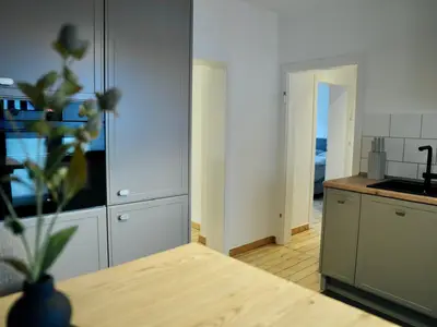 Die Küche mit Blick in Richtung Flur