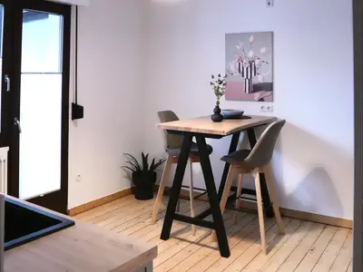 Der gemütliche Esstisch mit Barhockern in der Küche