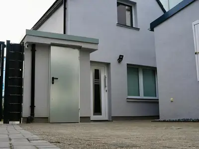 Die Außenansicht des Tinyhouses mit dem Eingang