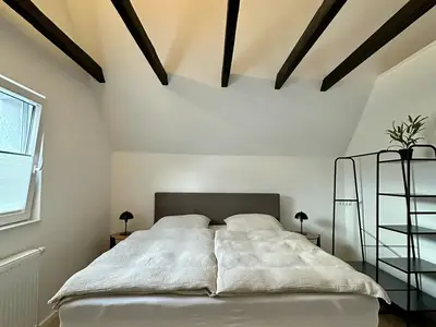 Das helle und moderne Schlafzimmer mit gemütlichem Boxspringbett