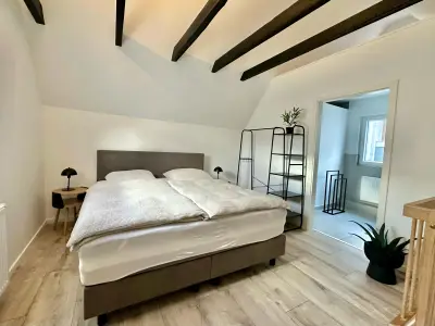 Schlafzimmer im 1. OG mit Zugang zum Badezimmer