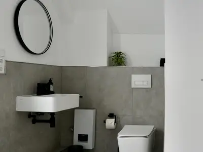 Das moderne Badezimmer im Obergeschoss neben dem Schlafzimmer