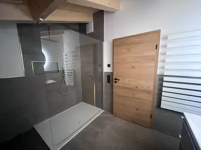 großzügige Regendusche