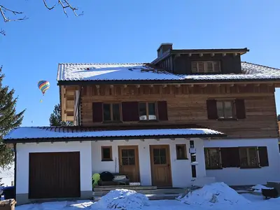 Hausansicht vorne im Winter