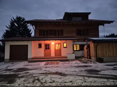 Hausansicht von vorne Weihnachten 2025