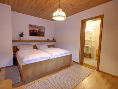 Schlafzimmer mit großem Doppelbett