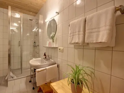 Badezimmer mit großer Dusche