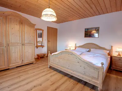 Großzügiges Elternschlafzimmer mit eigenem Zugang zum Balkon