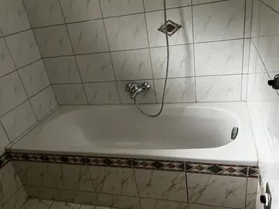 Badezimmer mit Badewanne und Dusche