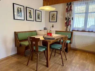 Gemütlicher Essbereich mit Eckbank und Tisch