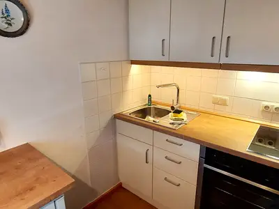 neue kleine Küchenzeile mit Backofen, Herd und Kühlschrank