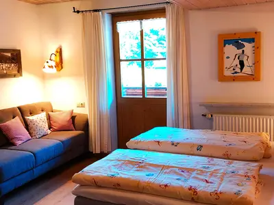 Wohn- und Schlafraum mit Esstisch