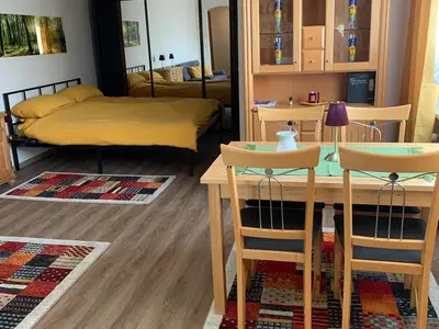 Essbereich mit Blick auf das Doppelbett