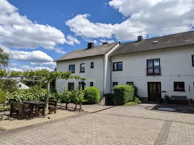 Der Hof des Weingutes mit der Sitzecke