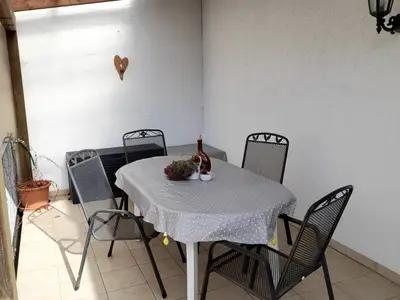 Großzügiger Balkon mit Sitzgruppe