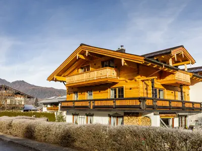 Hausansicht mit Ost- und Südbalkon