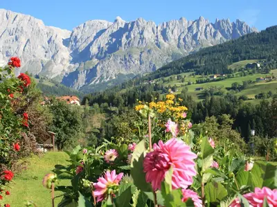 Hausaufgang mit Bergblick