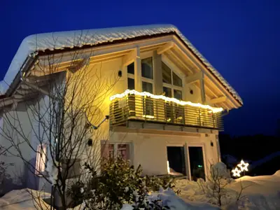 Unser Haus im Winter mit Weihnachtsdekoration