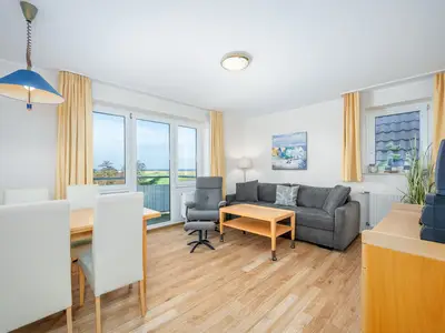 Wohn-Essbereich mit Couch und Esstisch