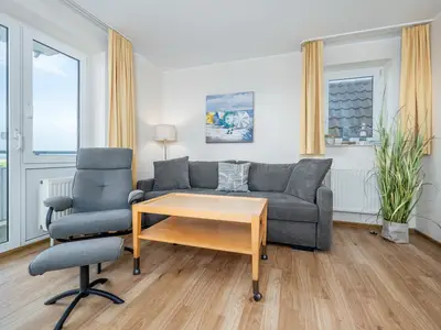 Wohn-Essbereich mit Couch und Sessel mit Fußstütze