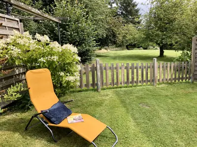 Ruhiger, eingezäunter Garten mit Platz für Entspannung