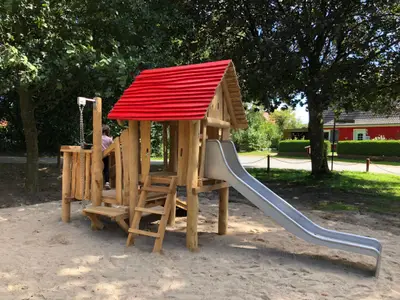 Kleiner Spielplatz in der direkten Nachbarschaft (ca. 50 m)