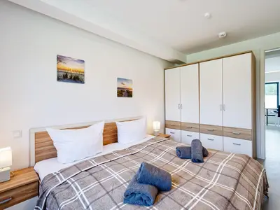 Schlafzimmer: Doppelbett (180x200)