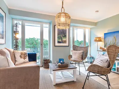 Wohnzimmer: Sofa, TV, Zugang zum Balkon