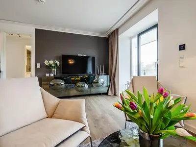 Wohn/Essbereich: Sofa, Sitzbereich, Essbereich, TV, Zugang zu, Balkon