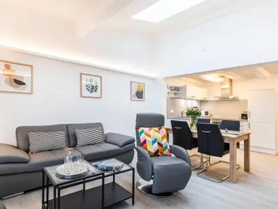 Wohn/Essbereich: Sofa, Sitzbereich, Essbereich, smartTV, Zugang zum Balkon mit Insektenschutztür, hoher Raum mit Dachfen