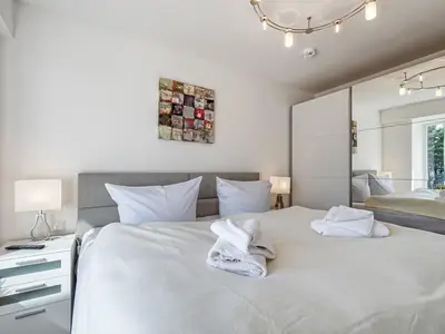 Schlafzimmer 1: Doppelbett (180x200), TV