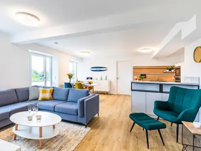 Großer, heller Wohn- u. Essbereich mit offener Küche