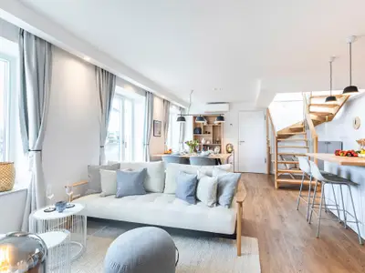Wohnzimmer: Schlafsofa, TV, Zugang zum Balkon
